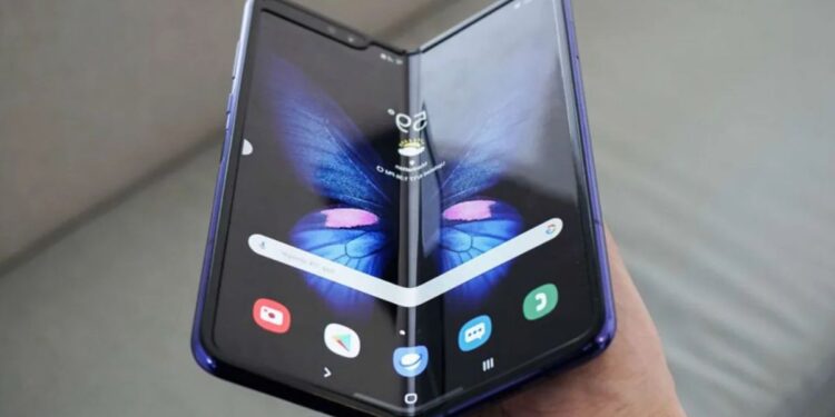 फोल्डेबल Smartphone सेगमेंट में विवो लांच करेगा Vivo X Flip, स्मार्टफोन के ऊपर होगी डिस्प्ले जिस पर अपडेट होगा टाइम और नोटिफिकेशन