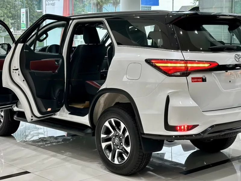 Toyota Completed Public Demand. New Sasta Base Model Fortuner Launched in price Like Innova Hycross.