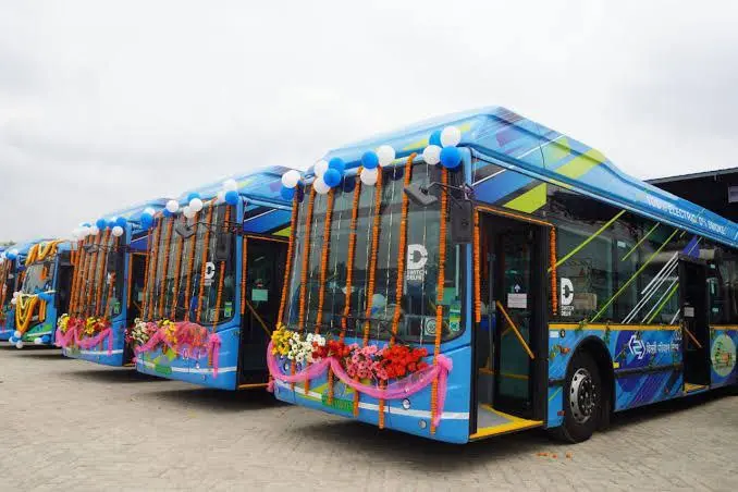 Delhi'S Cm Rekha Gupta Launches Electric School Bus Service To Combat Pollution And Ensure Student Comfort In The Capital