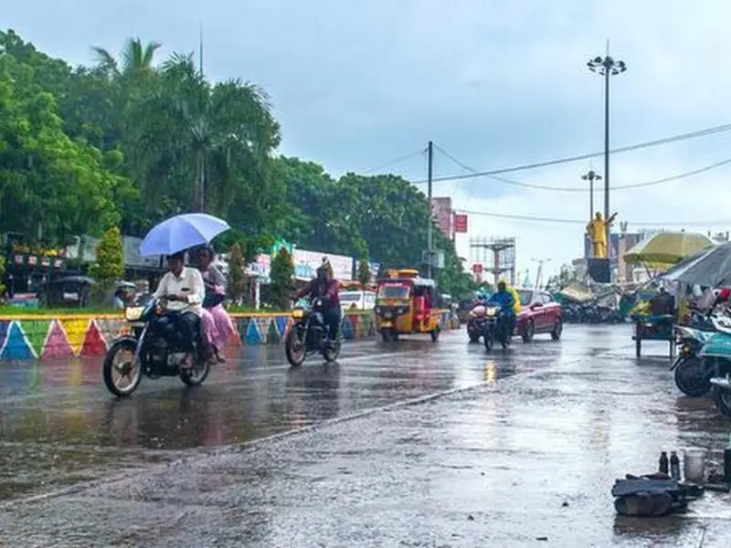 Over 65 Trains Cancelled And Flights Disrupted In Andhra Pradesh As Cyclone Montha Nears Landfall 2 Over 65 Trains Cancelled And Flights Disrupted In Andhra Pradesh As Cyclone Montha Nears Landfall