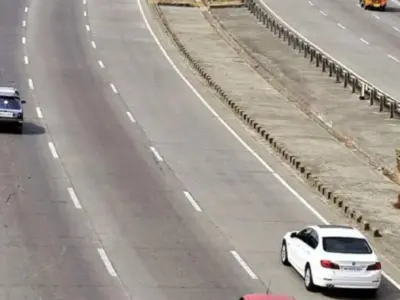 Up Government Accelerates 74.3 Km Link Expressway To Connect Yamuna And Ganga Expressways, Boosting Connectivity Across Regions.